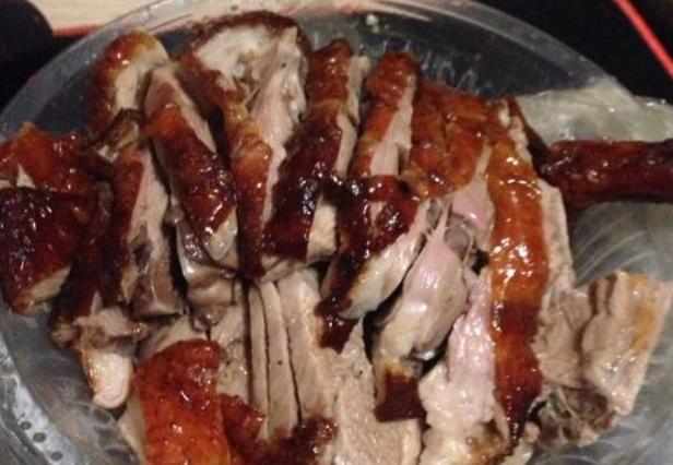 南京當(dāng)?shù)厝硕紩ツ睦锍宰钫诘男〕裕?></a></p>

<p>南京的小吃遠遠不止鹽水鴨和雞汁湯包，細細品味必然會發(fā)現(xiàn)很多驚喜</p>
<p>你可以到那些基本保持水準(zhǔn)的老字號：蓮湖、韓復(fù)興、劉長興、綠柳居、安樂園、馬祥興等老店一口氣吃遍南京特色的美味</p>
<p>你可以最快捷地直奔南京的夫子廟、湖南路獅子橋步行街、三牌樓大街，以游客的身份認識南京城里的美食......</p>
<p>當(dāng)然，真正的美食往往都隱藏在城市的角落里</p>
<p>你可以踏著晨曦的微亮，尋訪一家居民區(qū)里的早餐店</p>
<p>也可以在華燈初上時，鉆進一家巷弄里的小館子</p>
<p>如果有時間的話，不妨鉆進南京曲折的小巷中，所謂大隱隱于市，很多地道的美食都藏匿于只有本地人才知道的小館中呢</p>
<p>那些價廉物美的小吃，它們幾十年如一日，是一座南京城里的溫度所在，而那些起早摸黑忙碌的店主，成就了金陵原汁原味的溫暖！</p>
<p>明瓦廊-曹都巷-豐富路</p>
<p>身在鬧市卻最接地氣的美食小巷</p>
<p>正宗的“吃貨”都獨獨偏愛小巷子，身在鬧市卻是南京最接地氣的美食小巷的明瓦廊不僅是平價美食的聚集地，還被周圍的上班族視為美食天堂。而往巷子深處走一不小心就進入居民區(qū)，這里有的是只有當(dāng)?shù)厝瞬胖赖某粤藥资甑睦献痔柮朗?，無論是曹都巷還是隔壁的豐富路，花個十幾元都能吃得飽飽的......</p>
<p>動圖易記皮肚面  -  排擋式的南京老味道</p>
<p>大碗皮肚面可是地道的南京美食，皮肚要炸的很蓬松，許多外地人吃不慣油渣，但是油渣才是精華，整碗湯都會飄著油香味，八分熟的嗆面加上細薄的肉絲、鮮嫩的豬肝、豐潤的腰花，再搭配番茄、蔬菜、木耳、蘑菇，佐料里一定少不了辣油、花椒粉、芝麻粒，一大碗熱騰騰的皮肚面下肚，絕對夠味兒！</p>
<p>地址：明瓦廊101號</p>
<p>金宏興鴨子  -  永遠排著隊的鴨子專門店 </p>
<p>南京人愛吃鴨是出了名的，不僅僅是鹽水鴨，就連鴨頭也能變廢為寶做成一道美味小吃，無論是紅燒還是醬泡或是鹽水，都是吊人口水的人間美味。而在明瓦廊這條小路上的金宏興鴨子店總是排著隊，傍晚去買會感覺到街上都是人們忙碌一天歸家的氣息，心里想著這么好吃的東西要是能跟家人一起分享就好了。剛出爐的烤鴨色澤紅亮，鴨油從皮脂滲出來那叫一個饞~焦脆的外皮，蘸點特制的甜面醬，脂肪融化全是鴨肉的香！</p>
<p>地址：明瓦廊5號105室(近三元巷)</p>
<p>營業(yè)時間：10：30 -- 19：00（售完為止）</p>
<p>洪澤湖小魚鍋貼  -  難擋食客排隊勢頭的小食</p>
<p>這家超級無敵小的店鋪，每天都門庭若市，排隊排到城墻拐彎兒。鍋貼不像我們平常吃的餃子狀，而是一整塊，面餅中撒上魚醬，做法就像是山東的煎餅。搭配店家秘制調(diào)好的醬汁，撒上香菜，趁熱吃又香又脆，打包的時候記得讓阿姨多放點醬哦。</p>
<p>地址：明瓦廊115號(大洋百貨對面巷子內(nèi))</p>
<p>羅家桂花湯圓  -  當(dāng)?shù)厝瞬殴忸櫟娜绱伺叫牡椎臏珗A</p>
<p>在寒冷的天氣里，喝一碗熱乎乎的湯圓暖到心里，況且這家湯圓簡直出乎意料的好吃，這里沒有游客，有的都是當(dāng)?shù)厝蓑T著自行車帶著飯盒來買。湯圓有紅豆沙和黑芝麻兩種口味，比一般吃的個頭都要大，軟糯順滑的皮加上濃濃的餡料，點睛之筆是濃稠香甜的酒釀紅棗桂花湯底！而且還可以打包冷凍的湯圓帶走。除了招牌的湯圓，赤豆元宵和肉粽恨不得也來一打~</p>
<p>地址： 曹都巷18號(近豐富路)</p>  </div>
  <div   id=